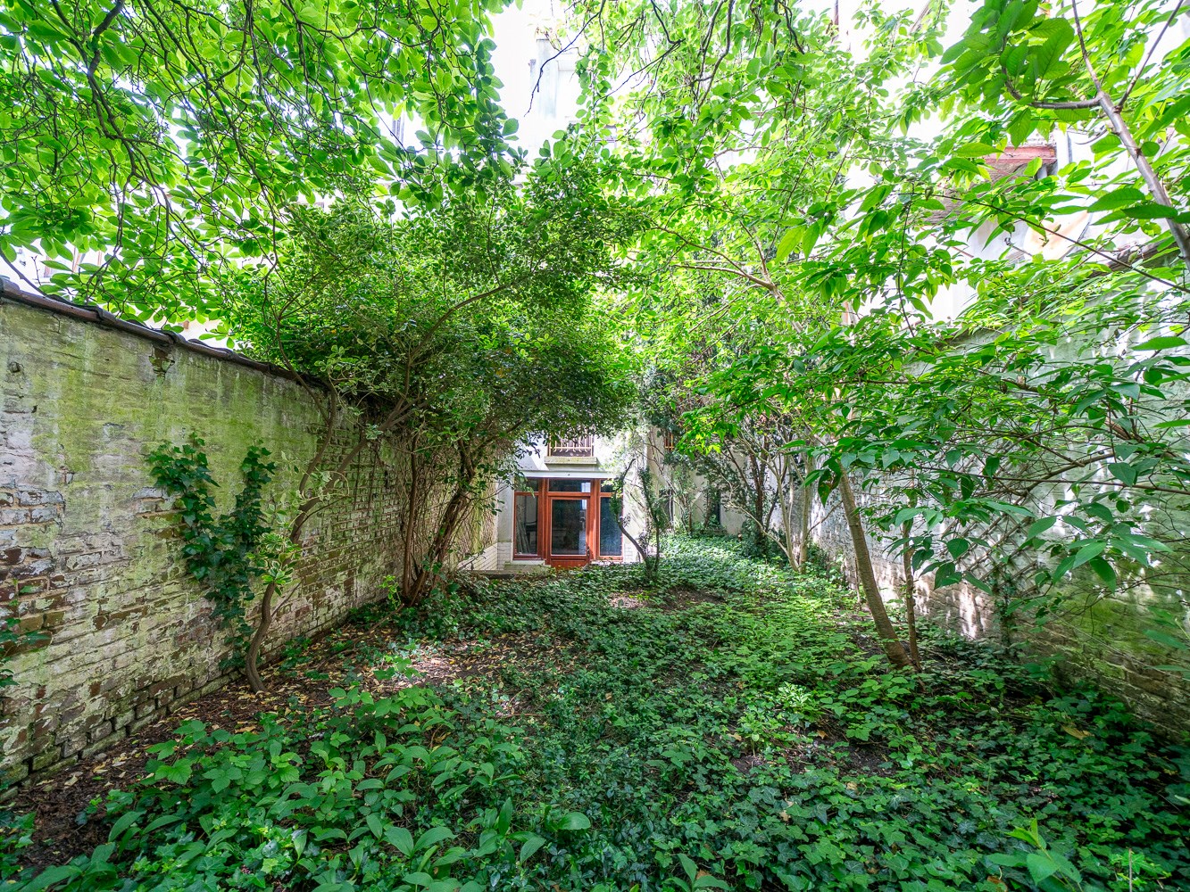 Knappe herenwoning met praktijkruimte en tuin 