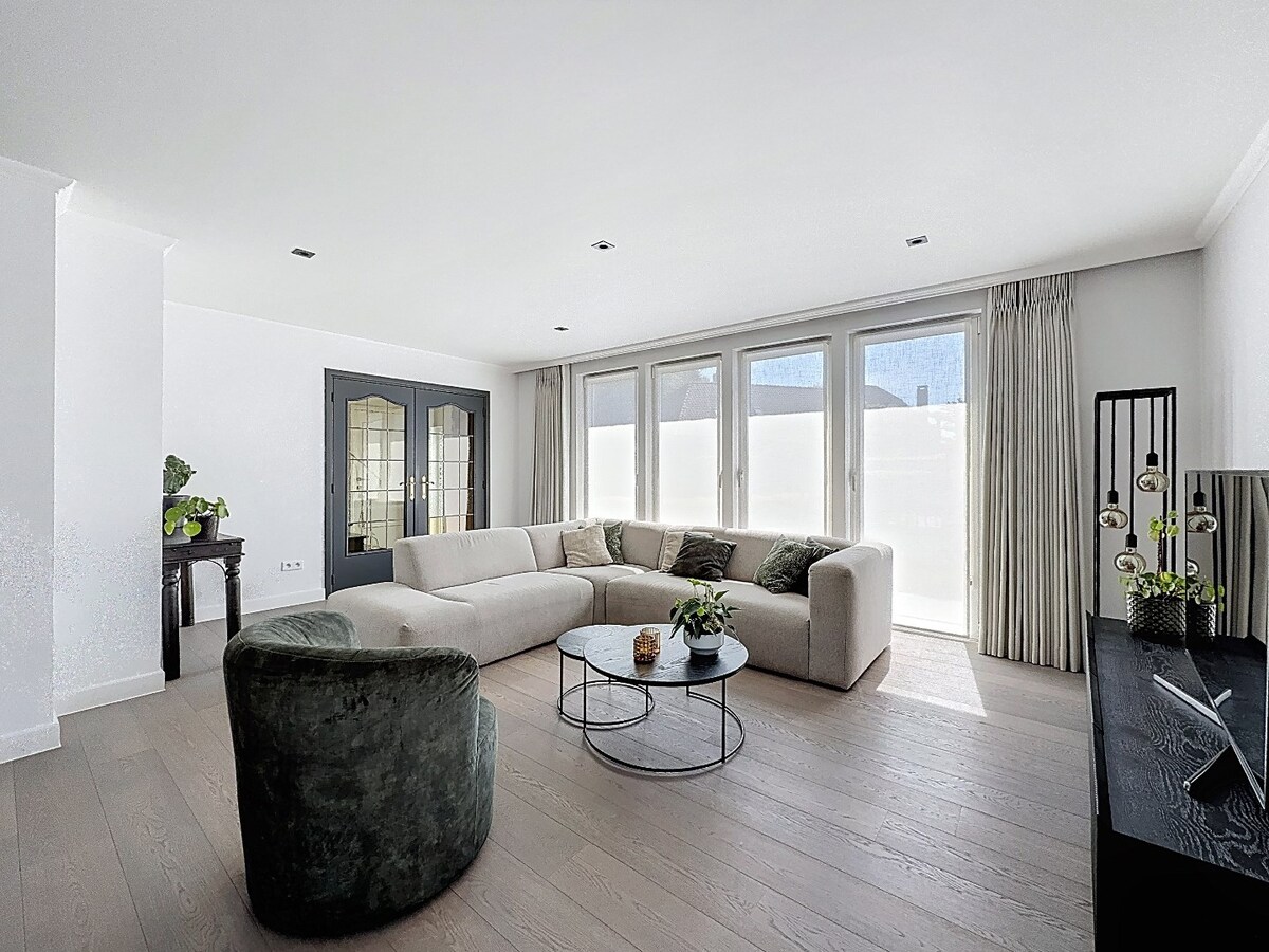 Gerenoveerde villa met zwembad grenzend aan kasteel te Leeuwergem 