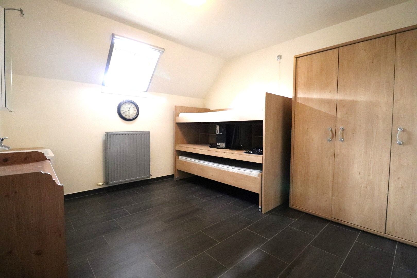 Zeer ruim duplex appartement met 3 slaapkamers in centrum Geel 