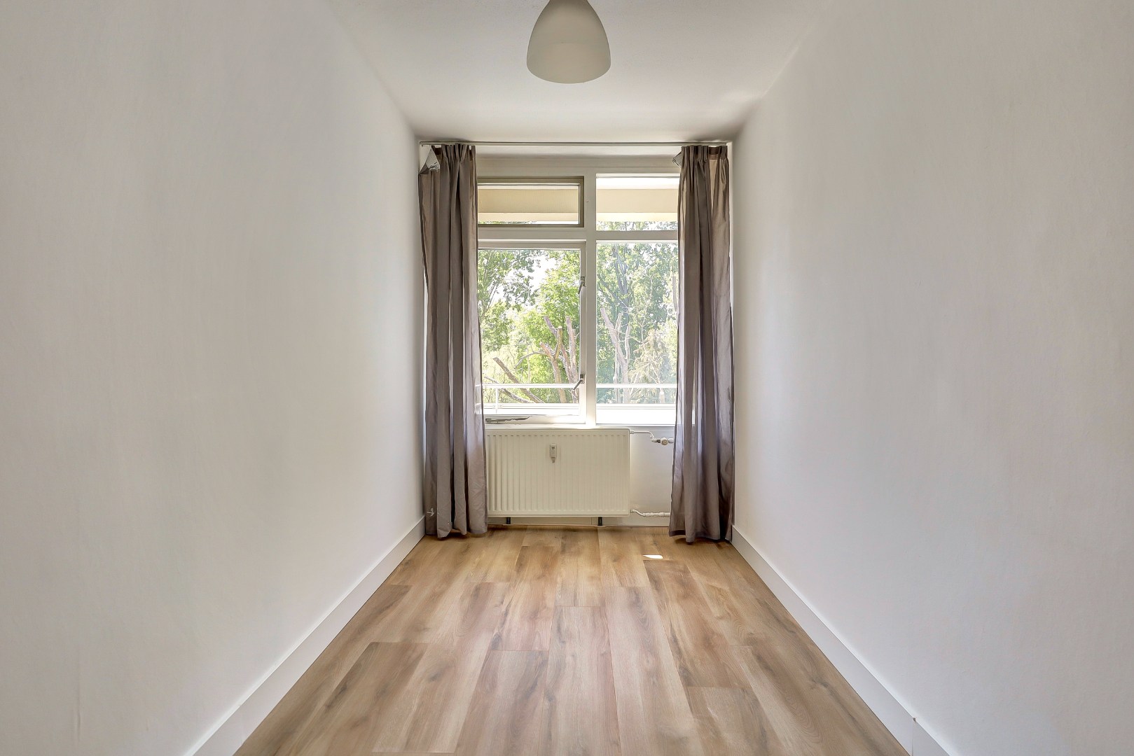Goed onderhouden en instapklaar 4-kamer hoek-appartement op de 4e verdieping met moderne keuken en badkamer, 3 balkons en gelegen op eigen grond. 