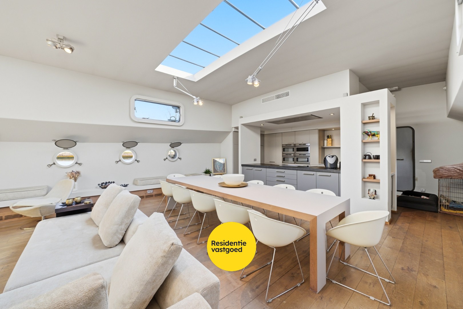 Unieke woonboot met B&amp;B en vergunde ligplaats in Plassendale 