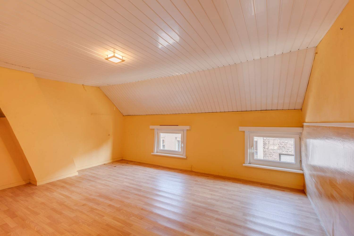 Op te frissen woning met charmante tuin! 