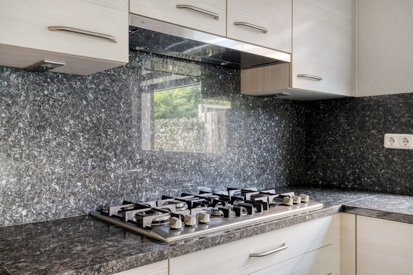 Volledig gerenoveerde woning met garage en carport gelegen aan de Beukenlaan 13 te Reusel. 