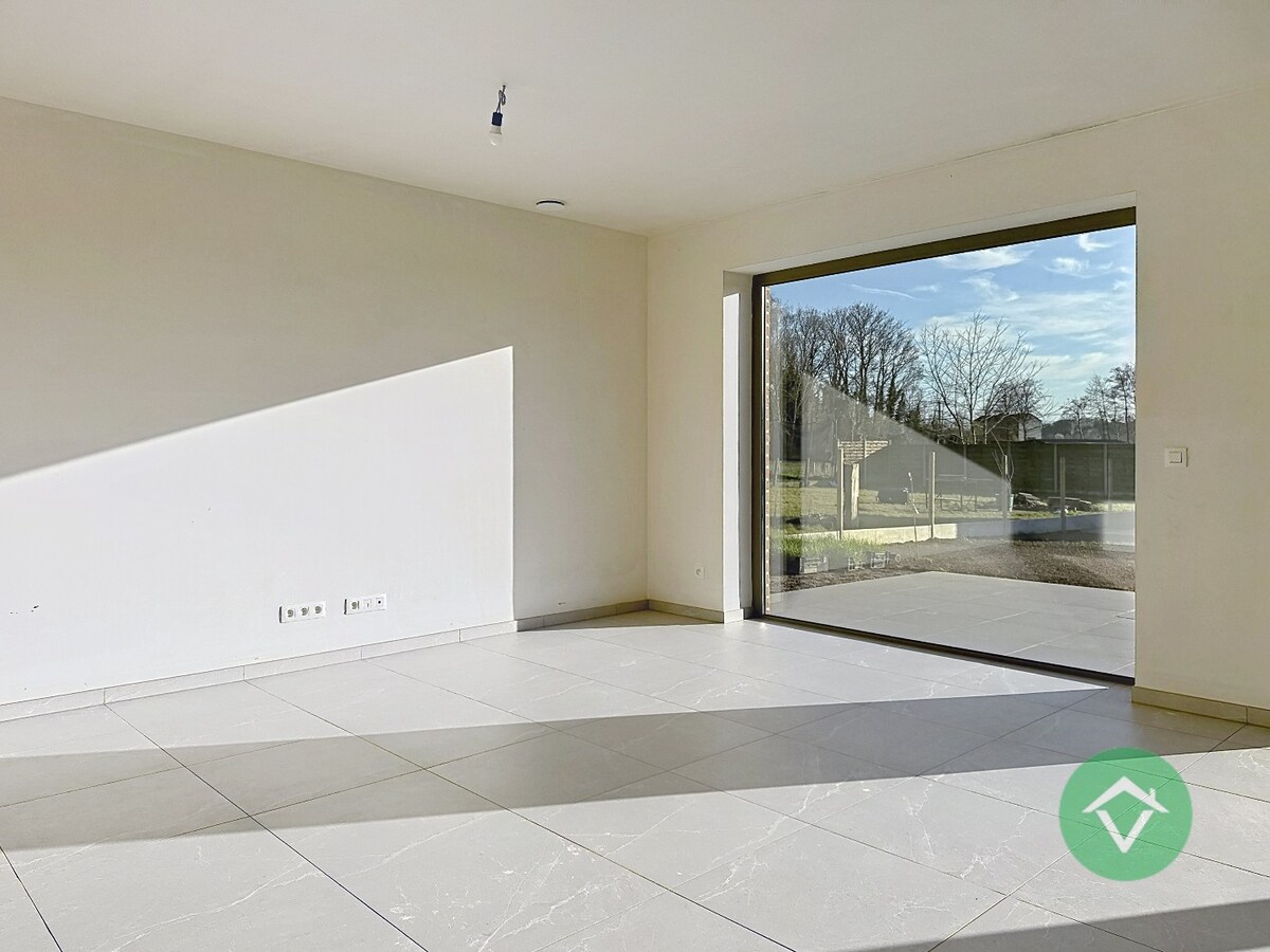 Volledig nieuwe woning met 4 slaapkamers en diepe tuin te Wijnendale 