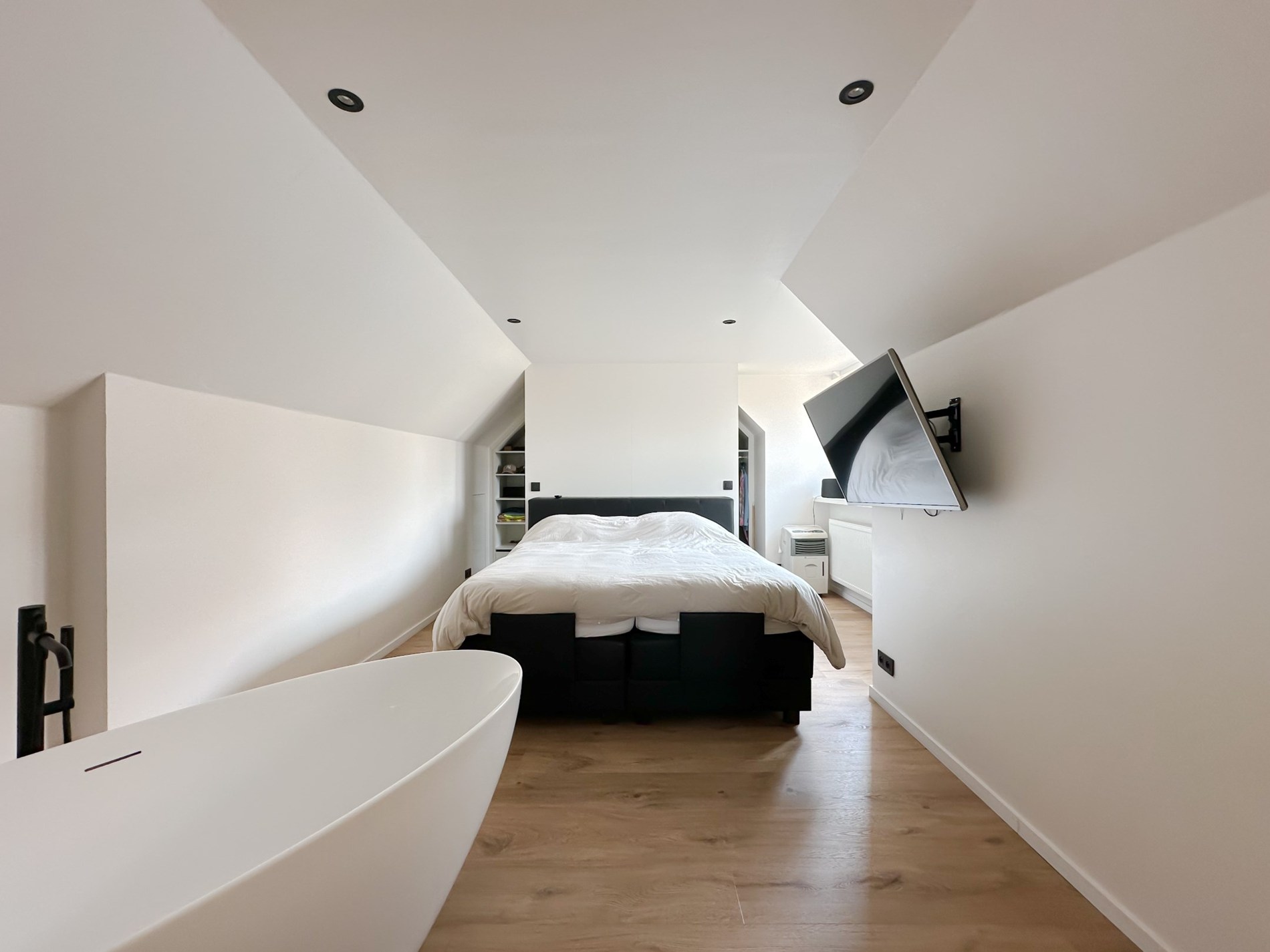 Gezellig gerenoveerde alleenstaande villa met 3 slaapkamers en een prachtige tuin centraal gelegen in een doodlopende villawijk in Knokke. 