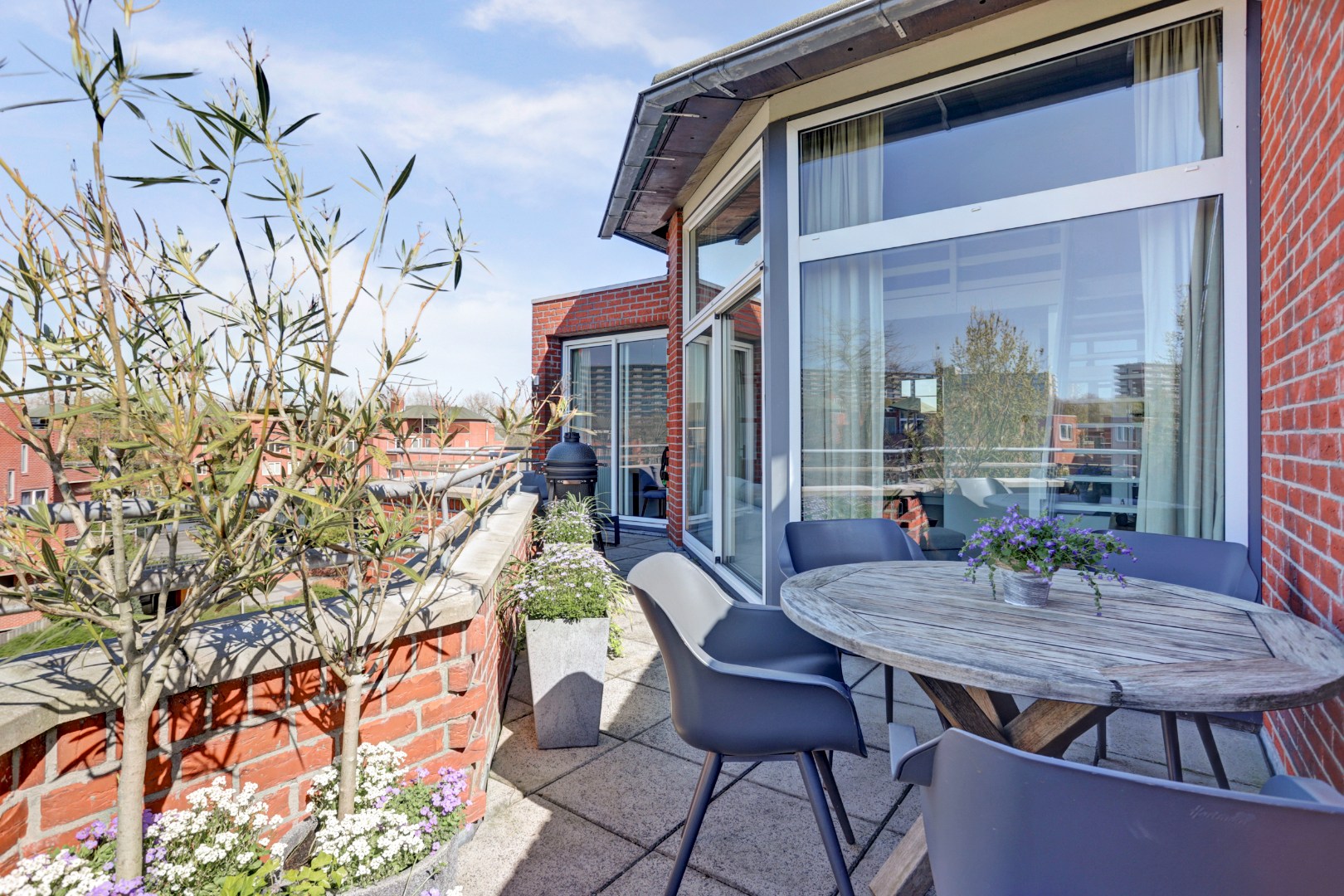 Instapklaar 3-kamer appartement op de 4e en 5e verdieping met ruim zonnig terras, eigen parkeerplaats in de parkeergarage, berging in de onderbouw en gelegen op eigen grond. 