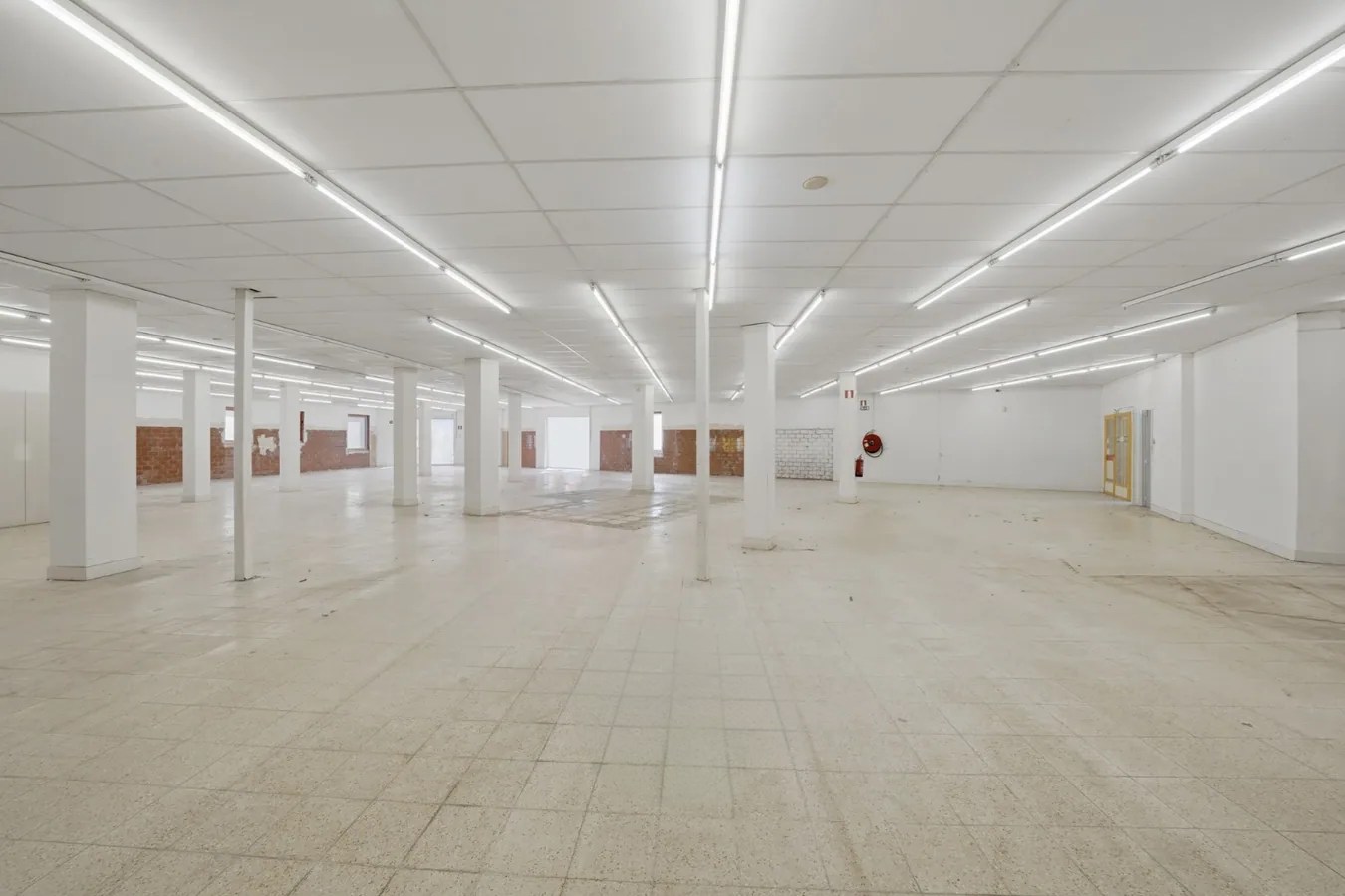 Te koop: Ruim handelspand met uitstekende visibiliteit in het centrum van Torhout 