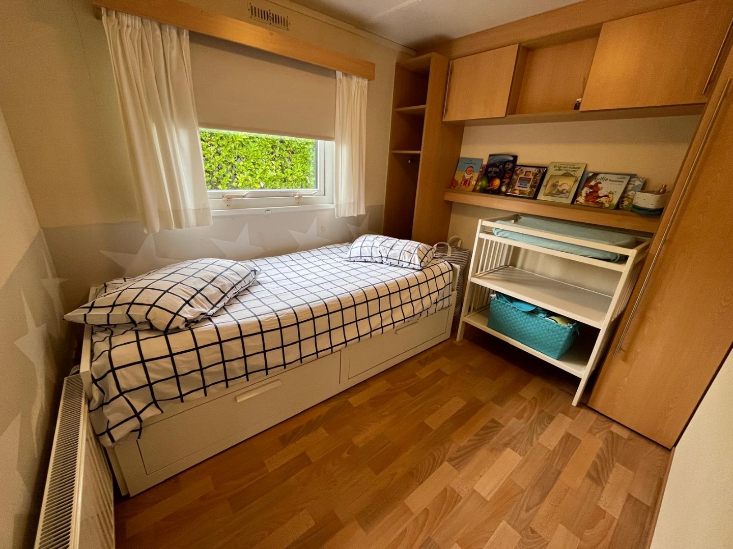 Leuke chalet (1999) met apart gastenverblijf, berging en royale tuin, op loopafstand van het Veerse Meer te koop! 