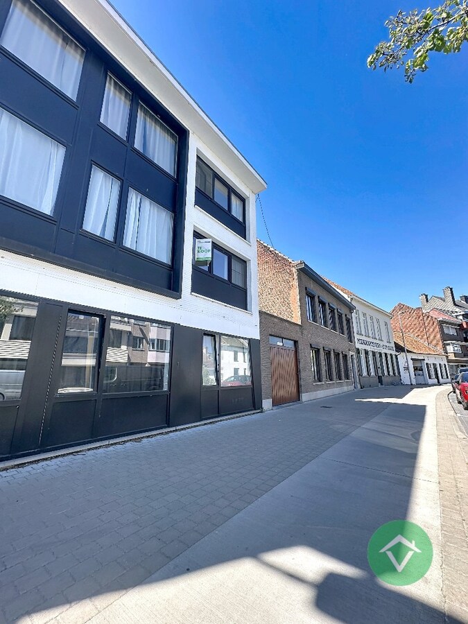 Ruim duplex-appartement met 2 slaapkamers en terrassen in hartje Torhout 