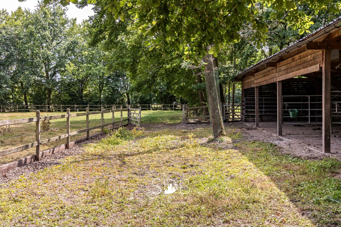 Prachtige landelijke villa met gezinstuin en graslanden op 32.558m² 