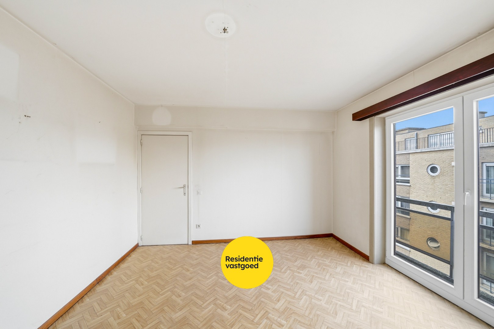 Op te frissen appartement met zicht op het Sint-Catharinaplein in Oostende 