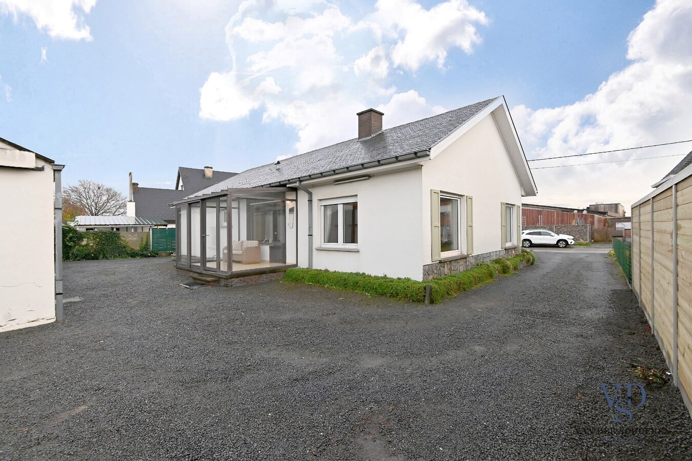 Bungalowwoning met afzonderlijke loods 