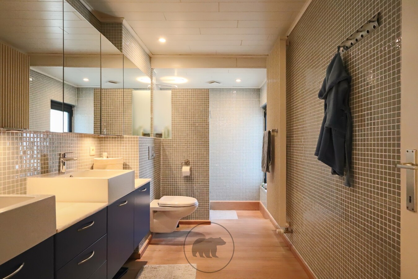 Instapklare en voortreffelijke gezinswoning, zuidgerichte tuin en 4 garageboxen 