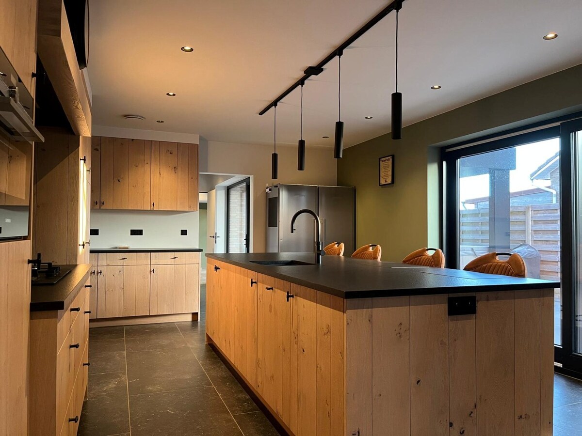 PRACHTIG GERENOVEERDE WONING MET 3 SLAAPKAMERS, 2 BADKAMERS, INPANDIGE GARAGE EN PAARDENSTALLINGEN MET ENERGIEZUINIG EPC TE WIJER (NIEUWERKERKEN) 