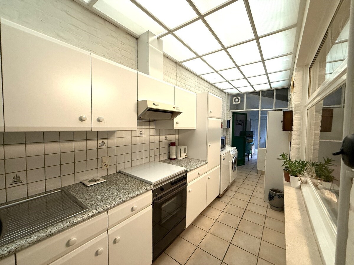 Twee woningen met totaal 5 slaapkamers en tuin te centrum Roeselare 