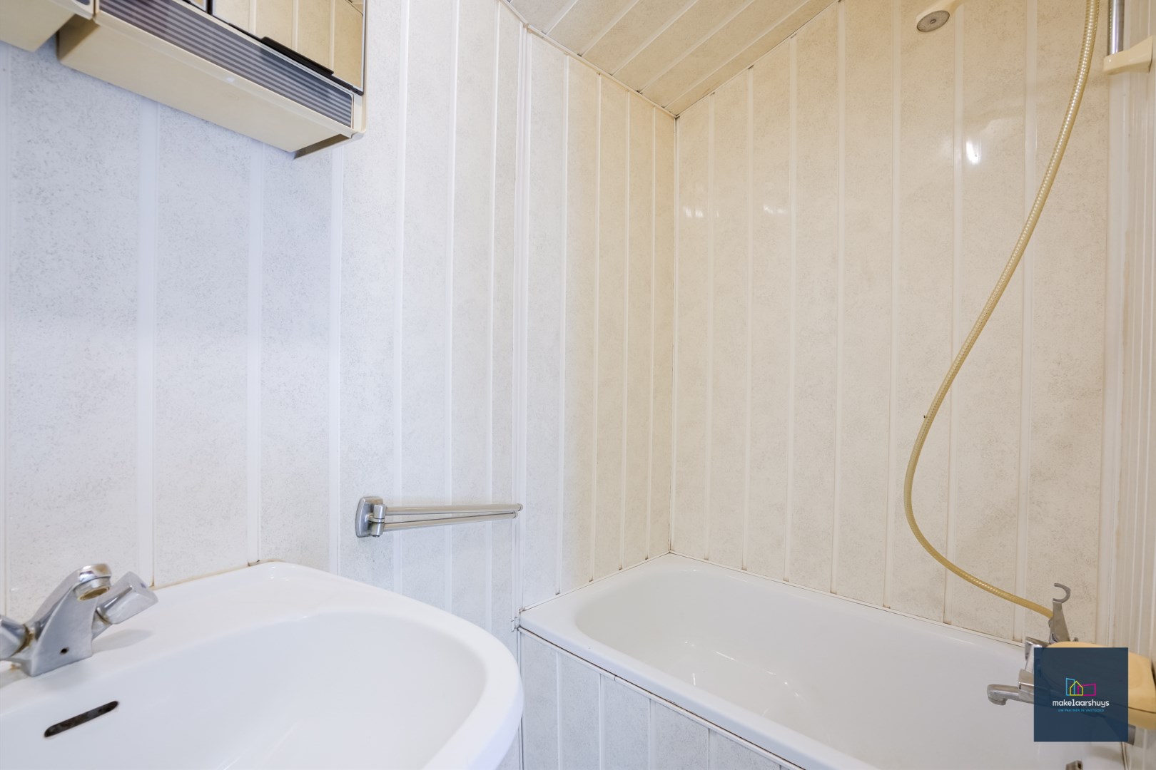 Centraal gelegen te renoveren woning in rij met tuin te Mariakerke 