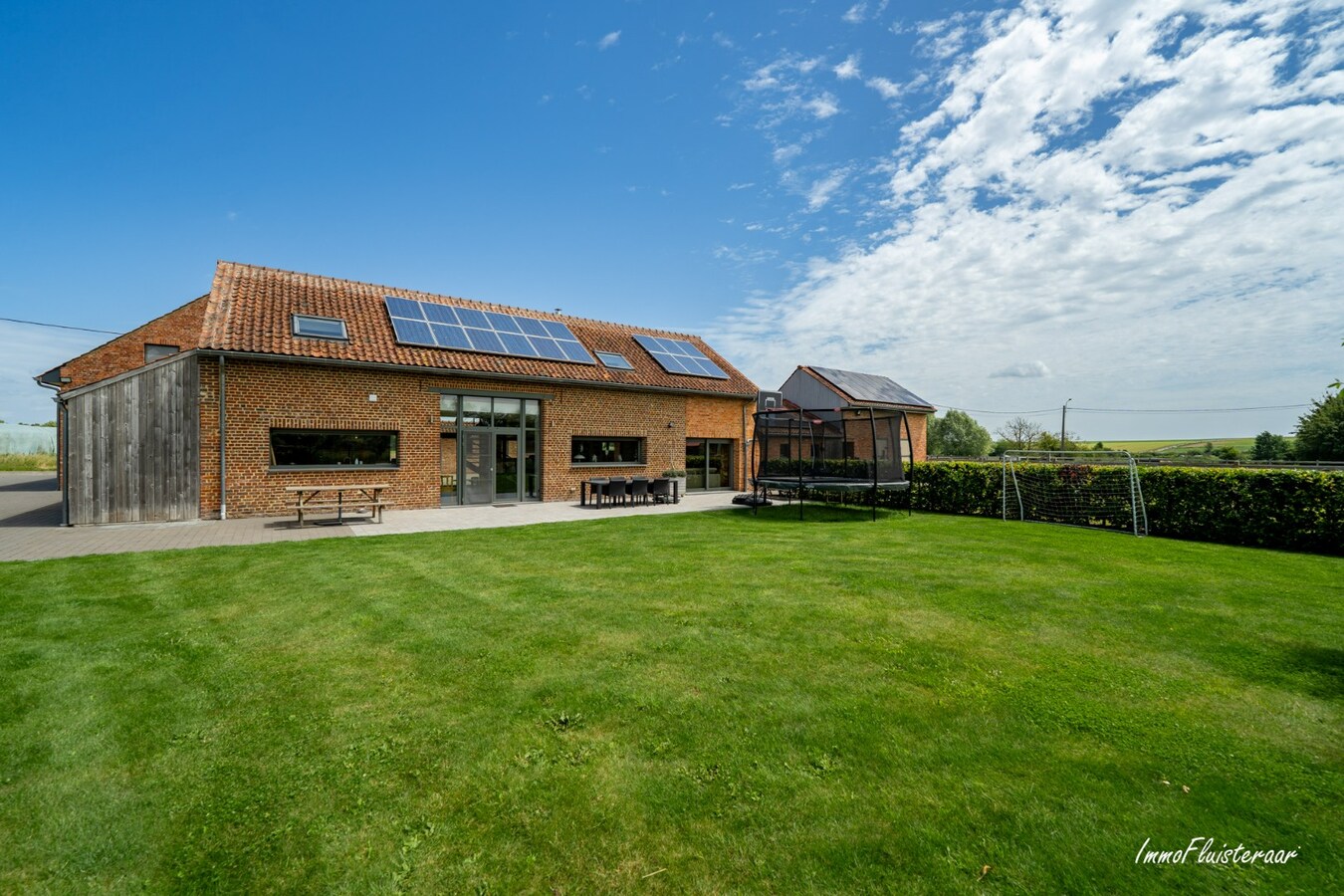 Unieke, gerenoveerde hoevewoning met paardenfaciliteiten, bijgebouwen, uitzonderlijk potentieel en zeer bereikbare ligging 