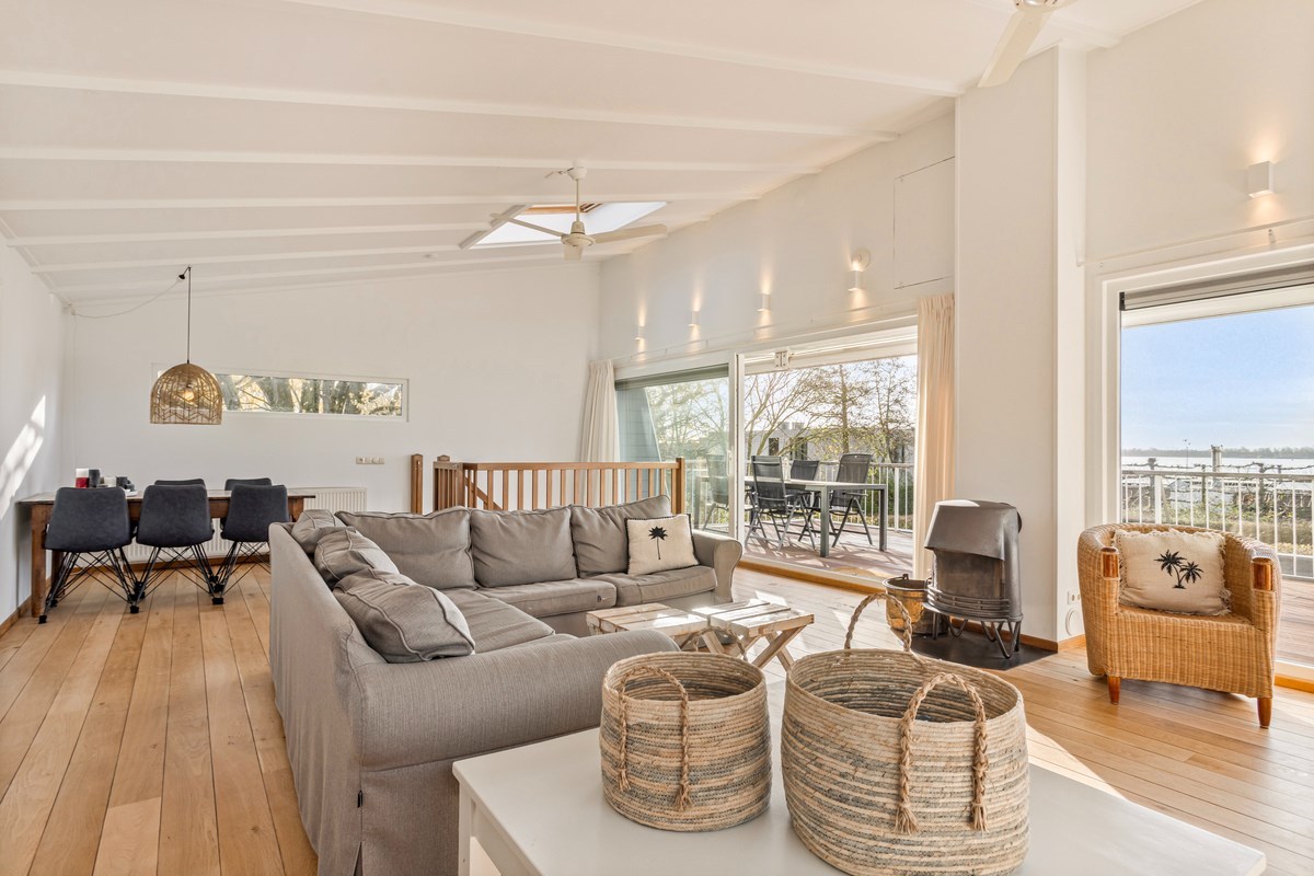 T.A. Makelaardij biedt aan: moderne architectonische vrijstaande villa met extra brede vrijstaande garage en royale private tuin rondom. 