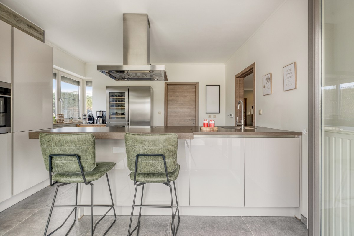 Instapklare villa met 3 slaapkamers, kantoor en garages 