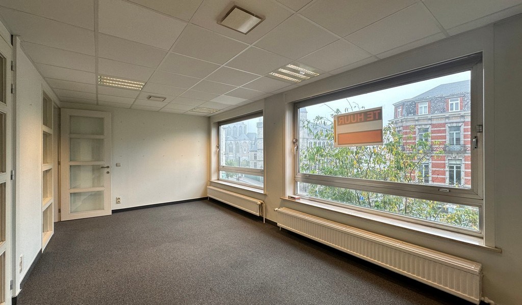 Ingedeelde kantoorruimte te huur in centrum Gent