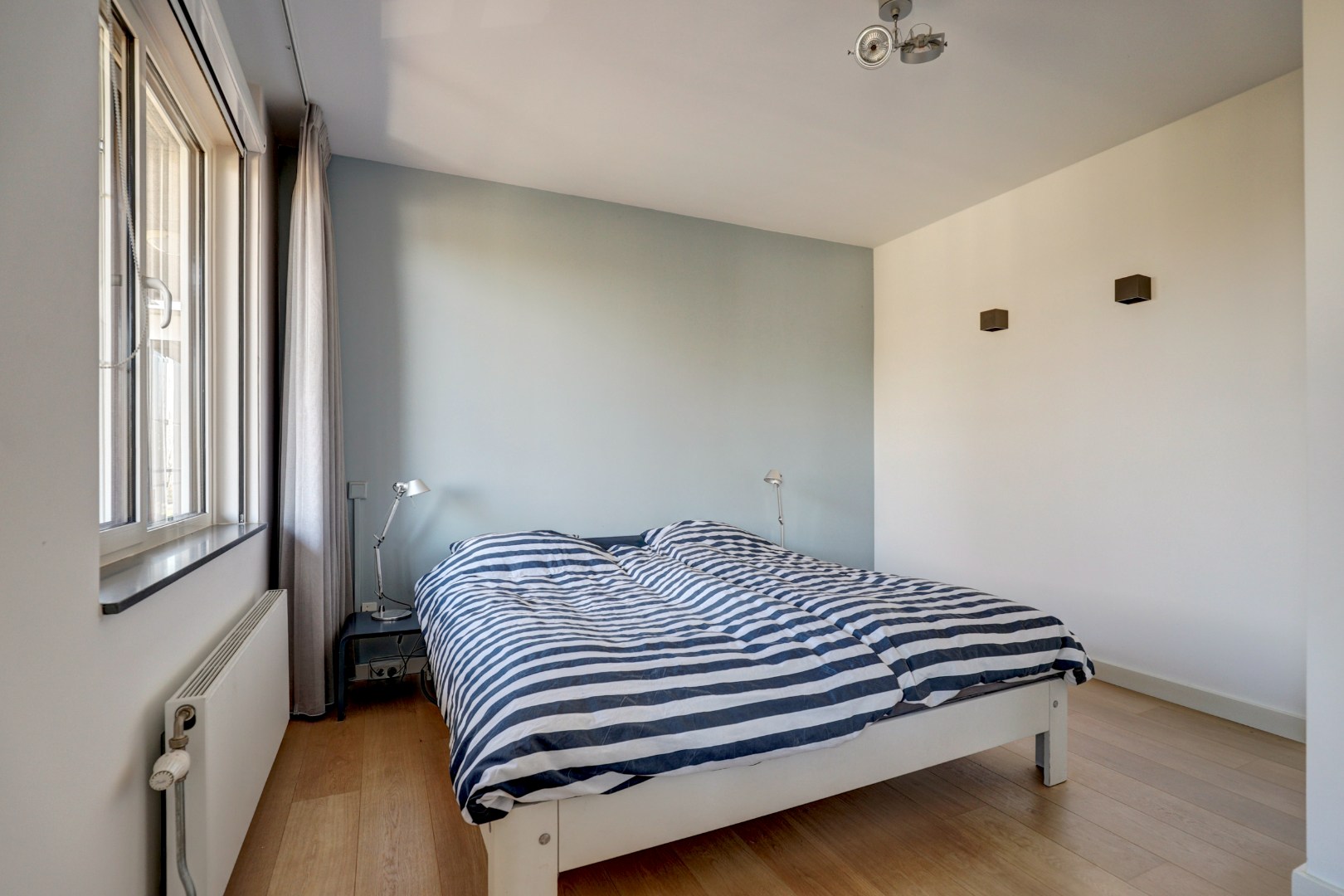 Luxe uitgevoerde 2- (voorheen 3) kamer appartement op de 3e etage met fraaie keuken, badkamer, balkon met uitzicht en gelegen op eigen grond. 