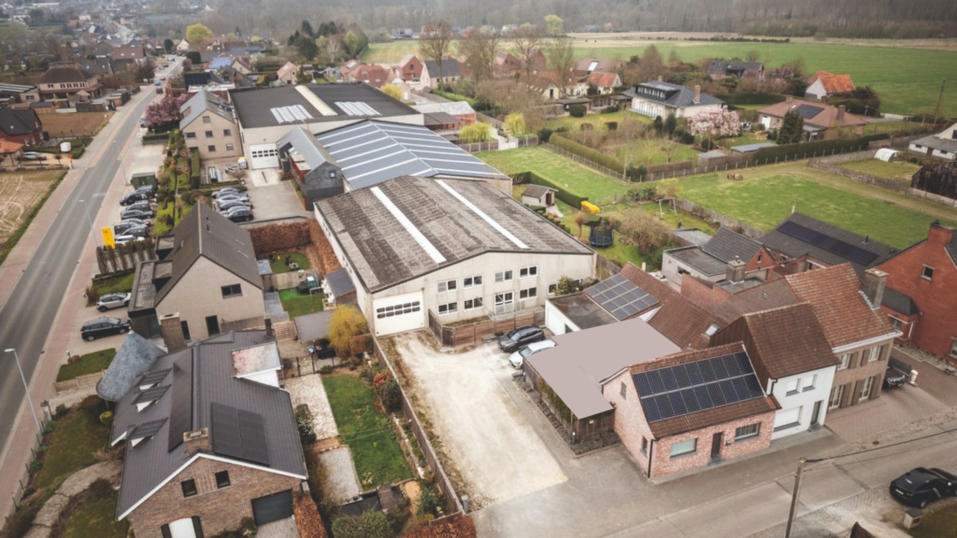 Bedrijfspand met optioneel woonst te huur in Dikkelvenne