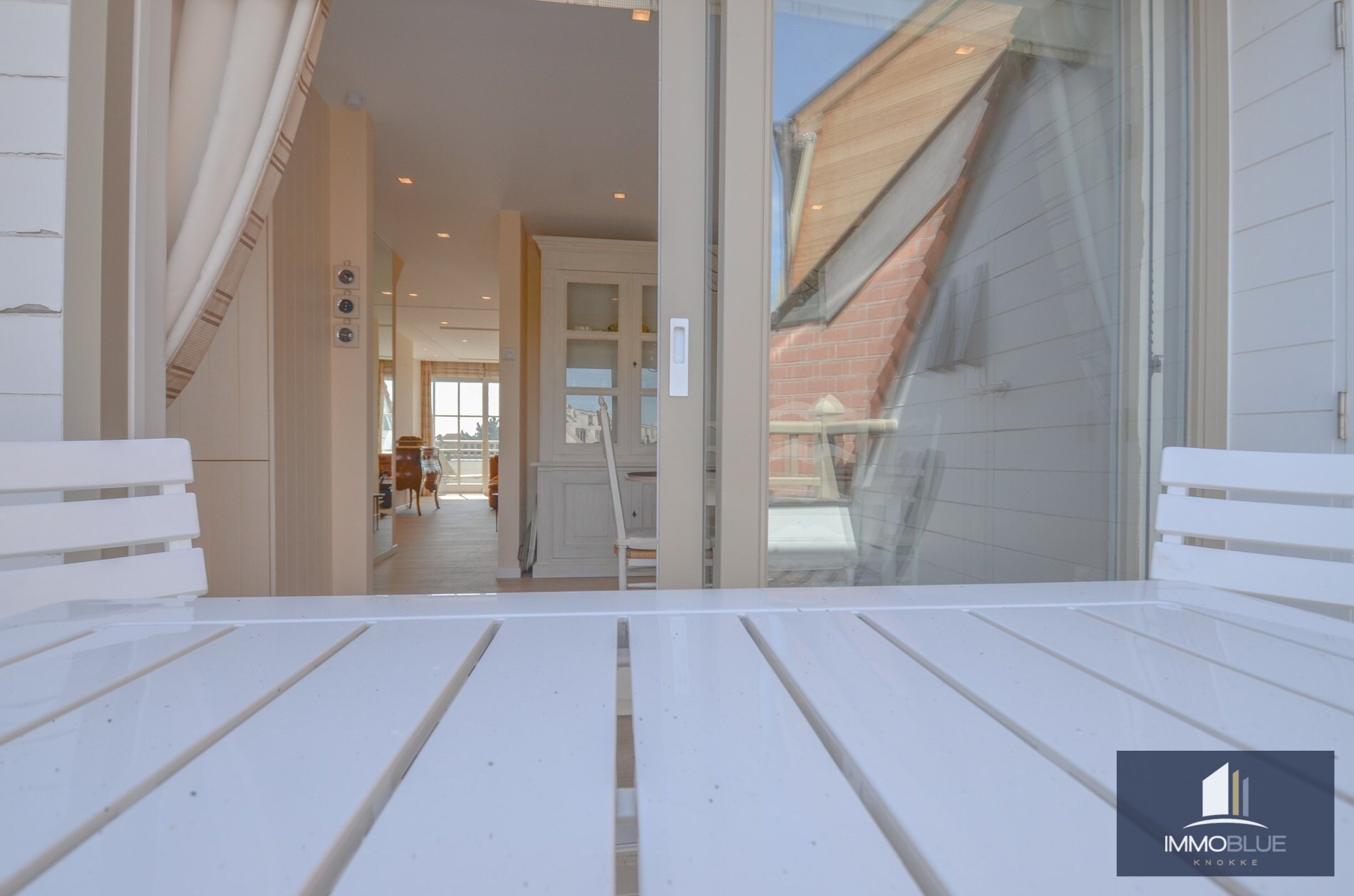 Stijlvol duplexappartement met zonnige terrassen en open zicht op de villa’s van het Zoute. 