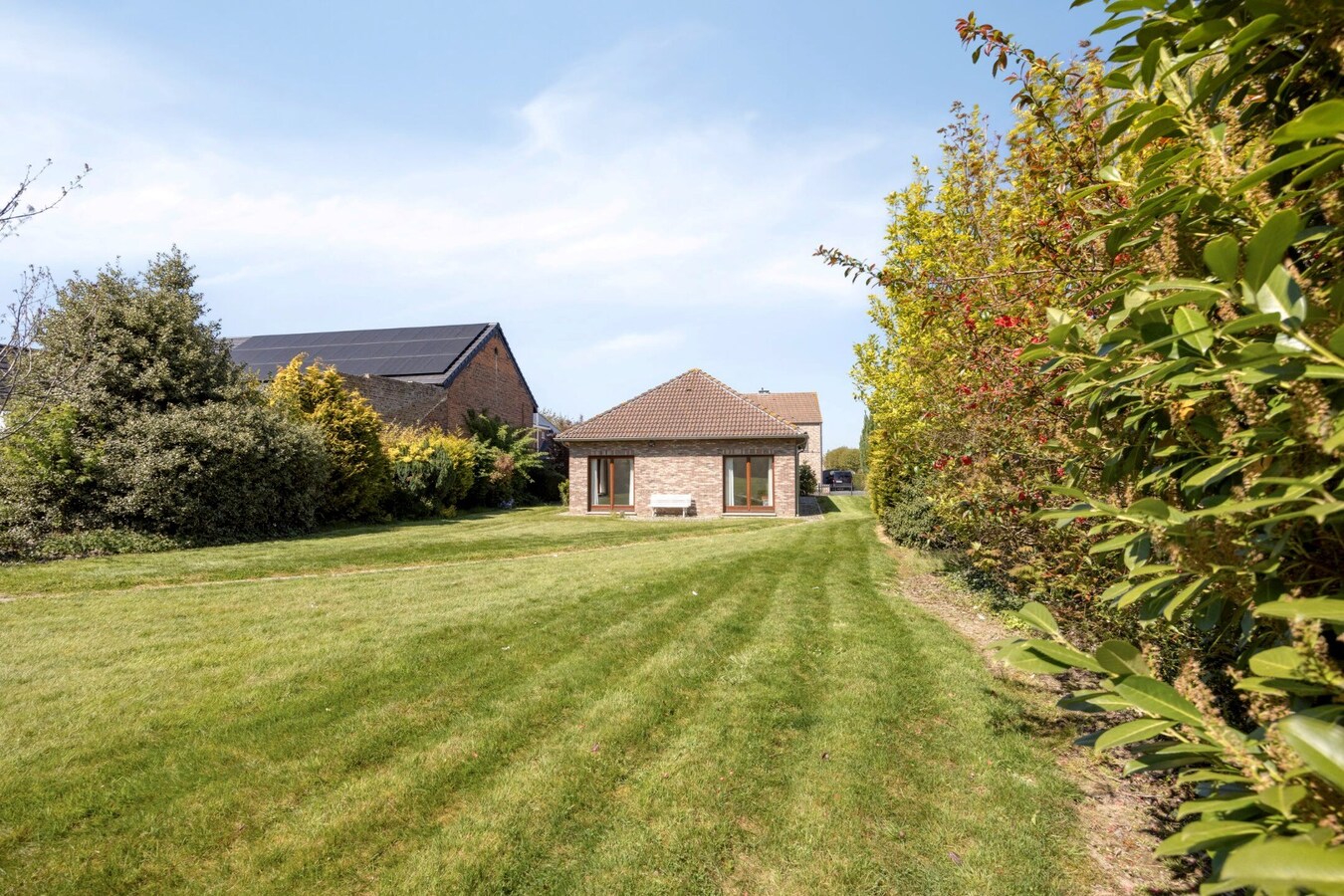 Instapklare bungalow met zuidtuin, garage en rust in Outgaarden 