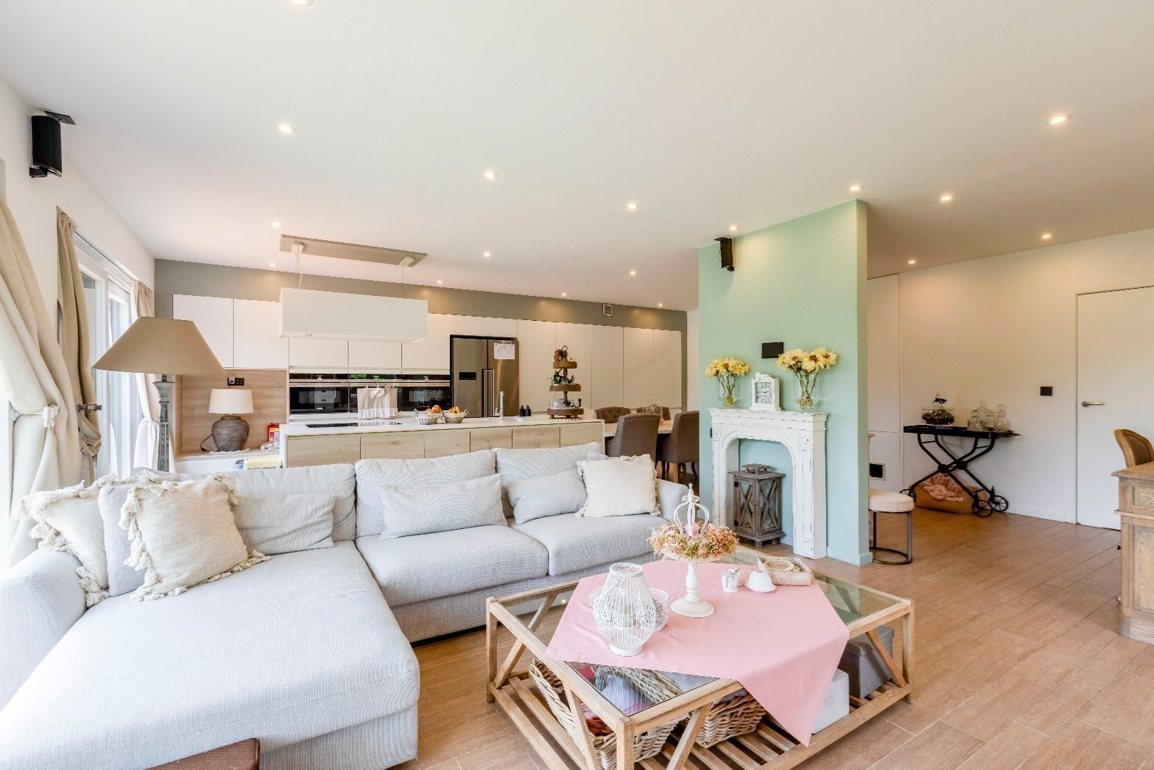 Ruime woning (369m²) met 4 slp. en in te vullen praktijk (onderaan) 