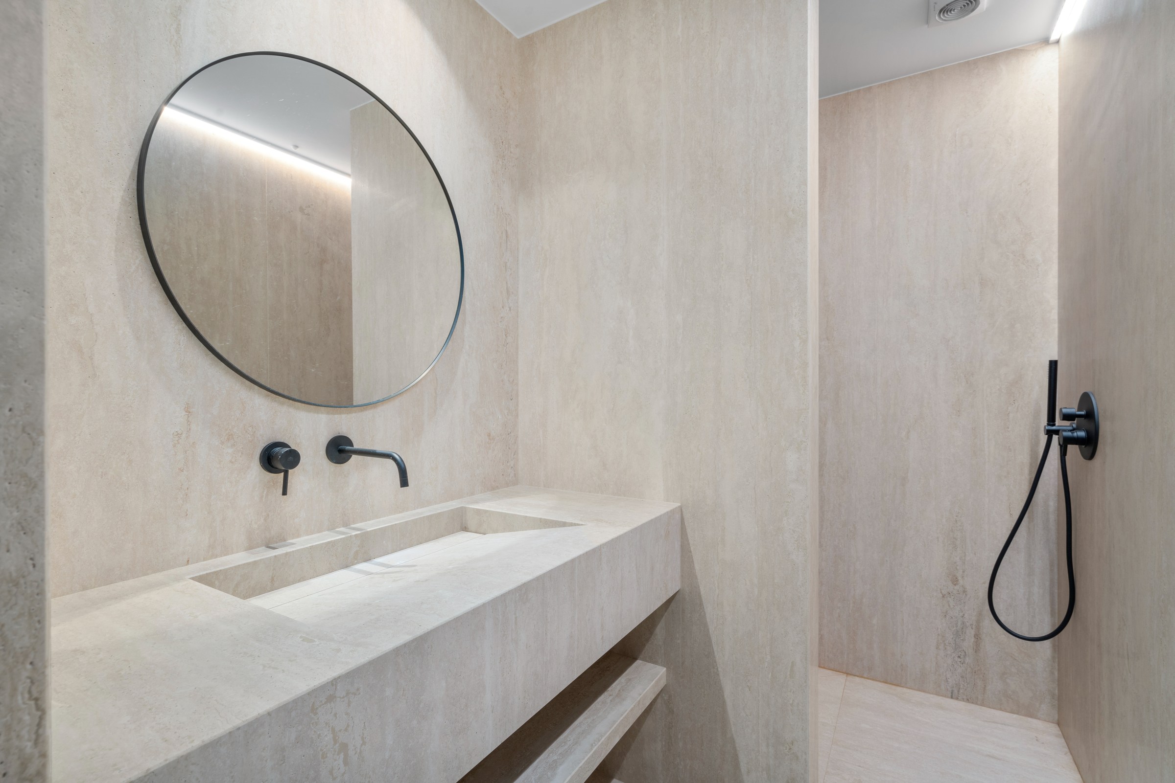 Zeer mooi en luxueus afgewerkt 3 slaapkamer appartement aan het Driehoeksplein nabij de Zeedijk 