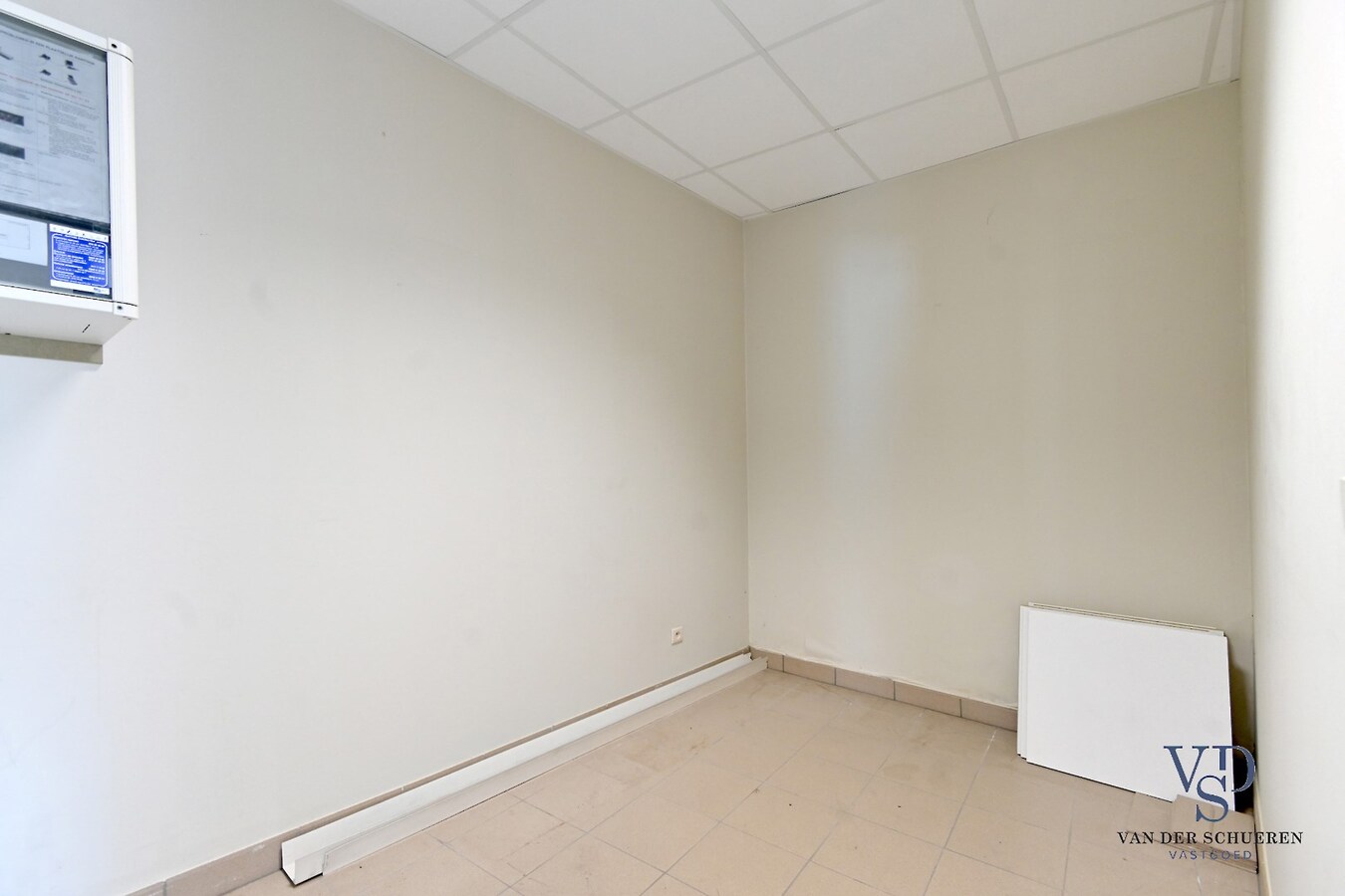 Commercieel gelijkvloers met ruime duplex en tuin. 