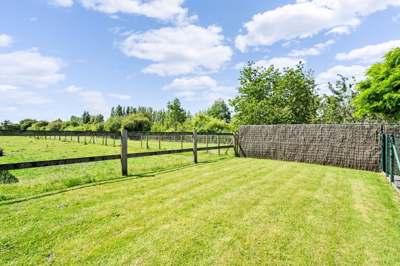 Centraal gelegen woning op uiterst ruim perceel van 1784 m² 