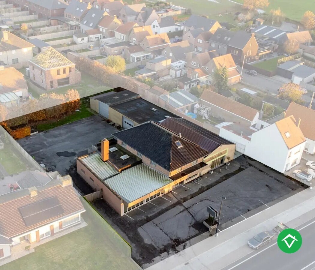 Ruime woning met handelspand en loods te Oudenburg 