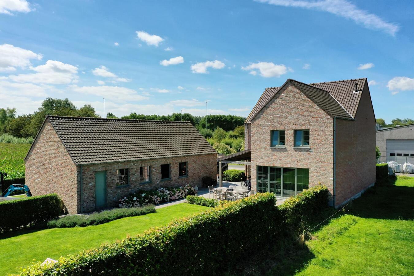 Prachtige recente villa met bijgebouw 