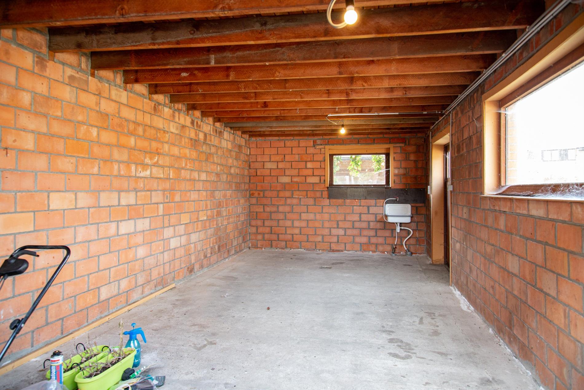 Halfopen bebouwing met 5 slpks te Eeklo 