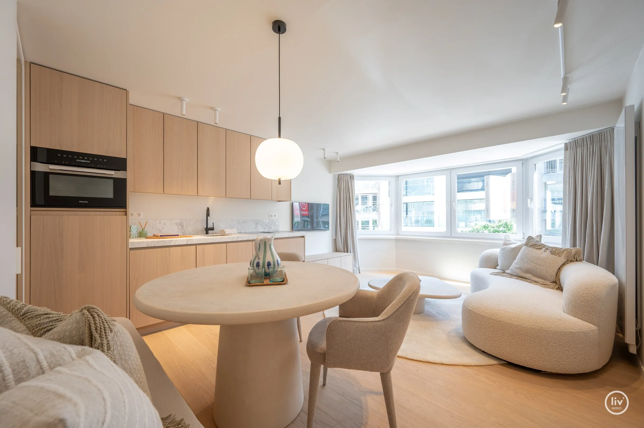 Gezellig gerenoveerd 2 slaapkamerappartement centraal gelegen op de Parmentierlaan te Knokke. 