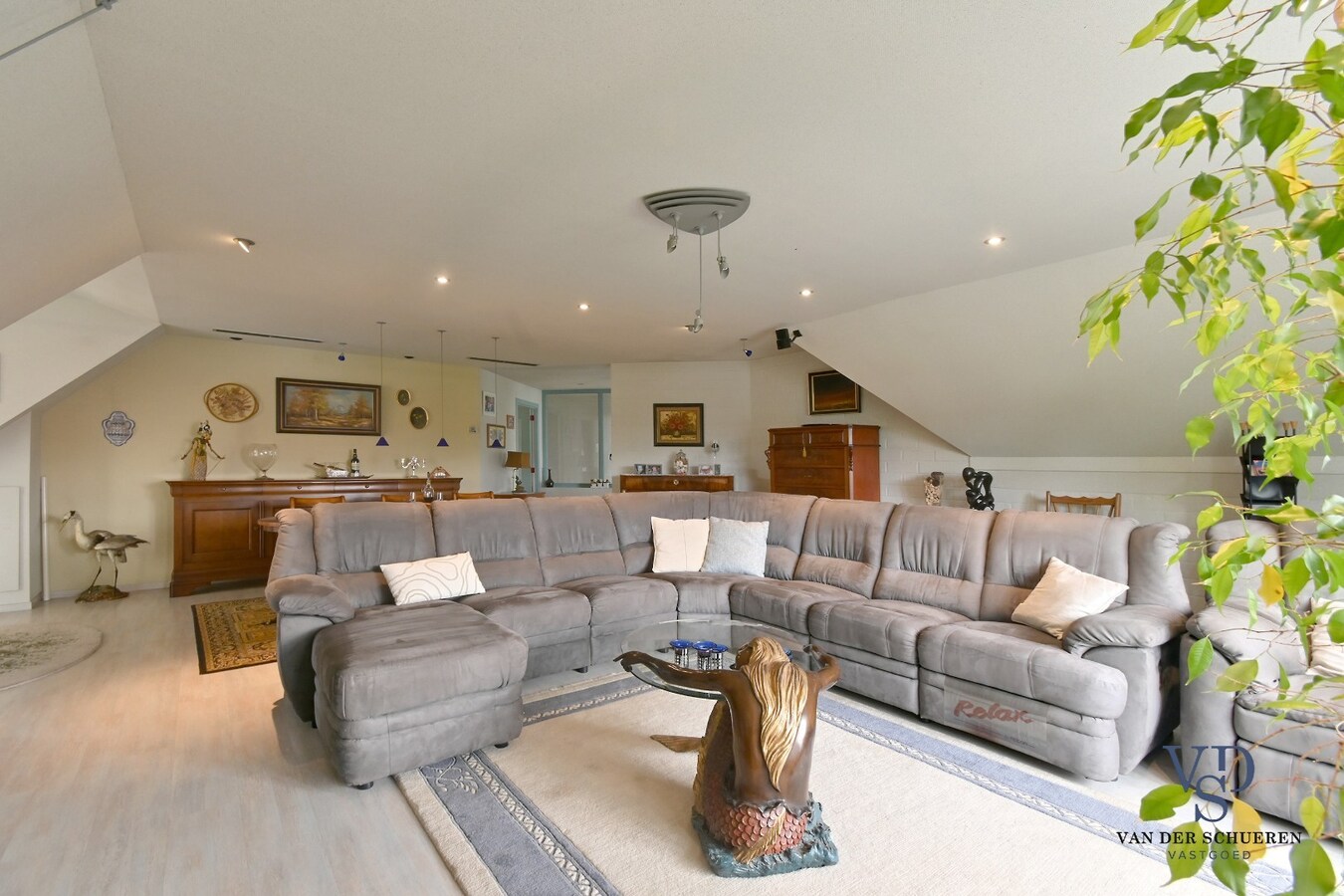 Ruim handelspand met penthouse in villastijl 