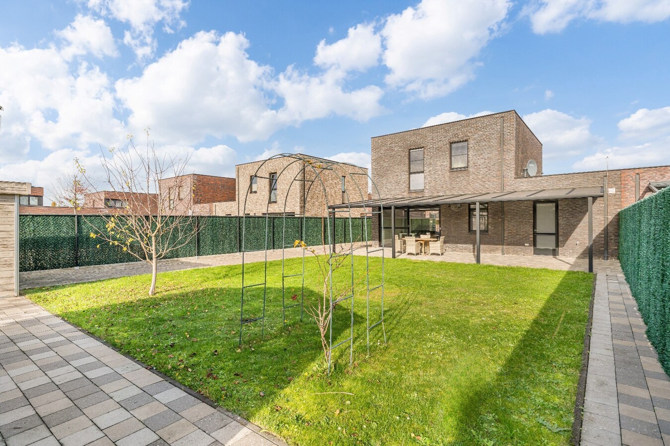 Verzorgde woning met hedendaags energiecomfort, terras, tuin en garage, ideaal voor jong gezin! 