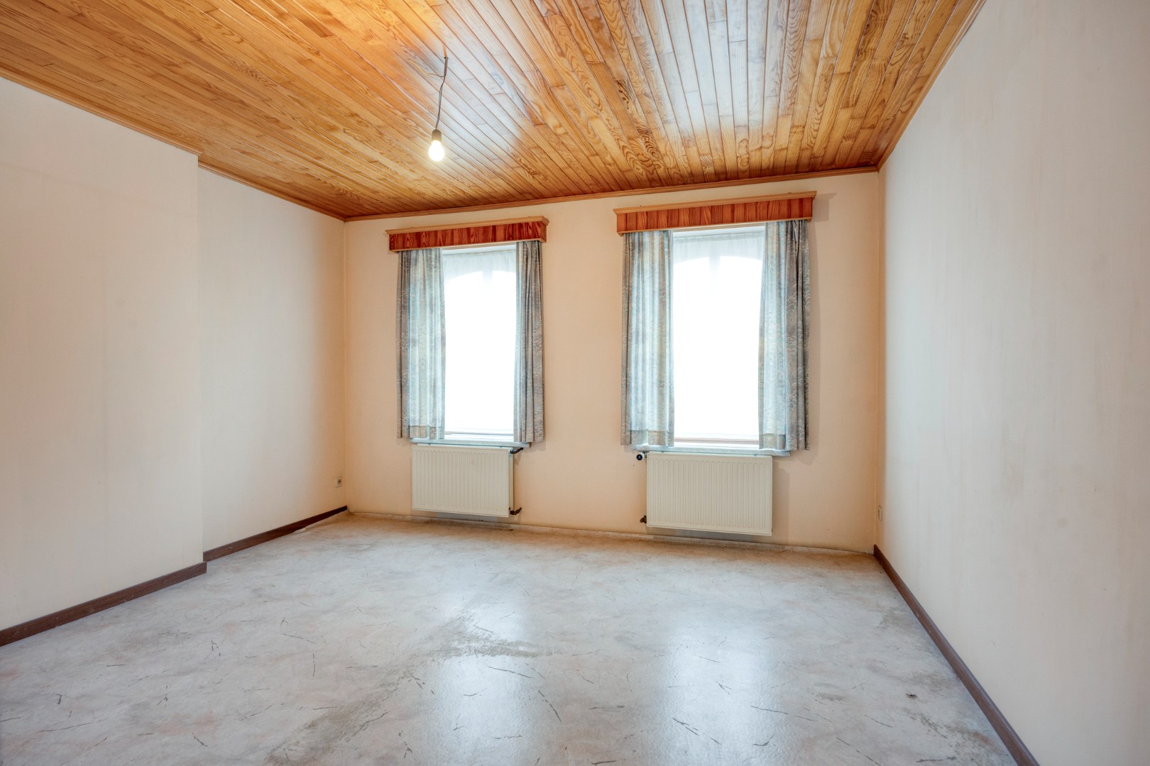 Ruime woning met ruime tuin en garage op een perceel van 802m² in Holsbeek – EPC 280 kWh/m² - bewoonbare opp. 243 m² 