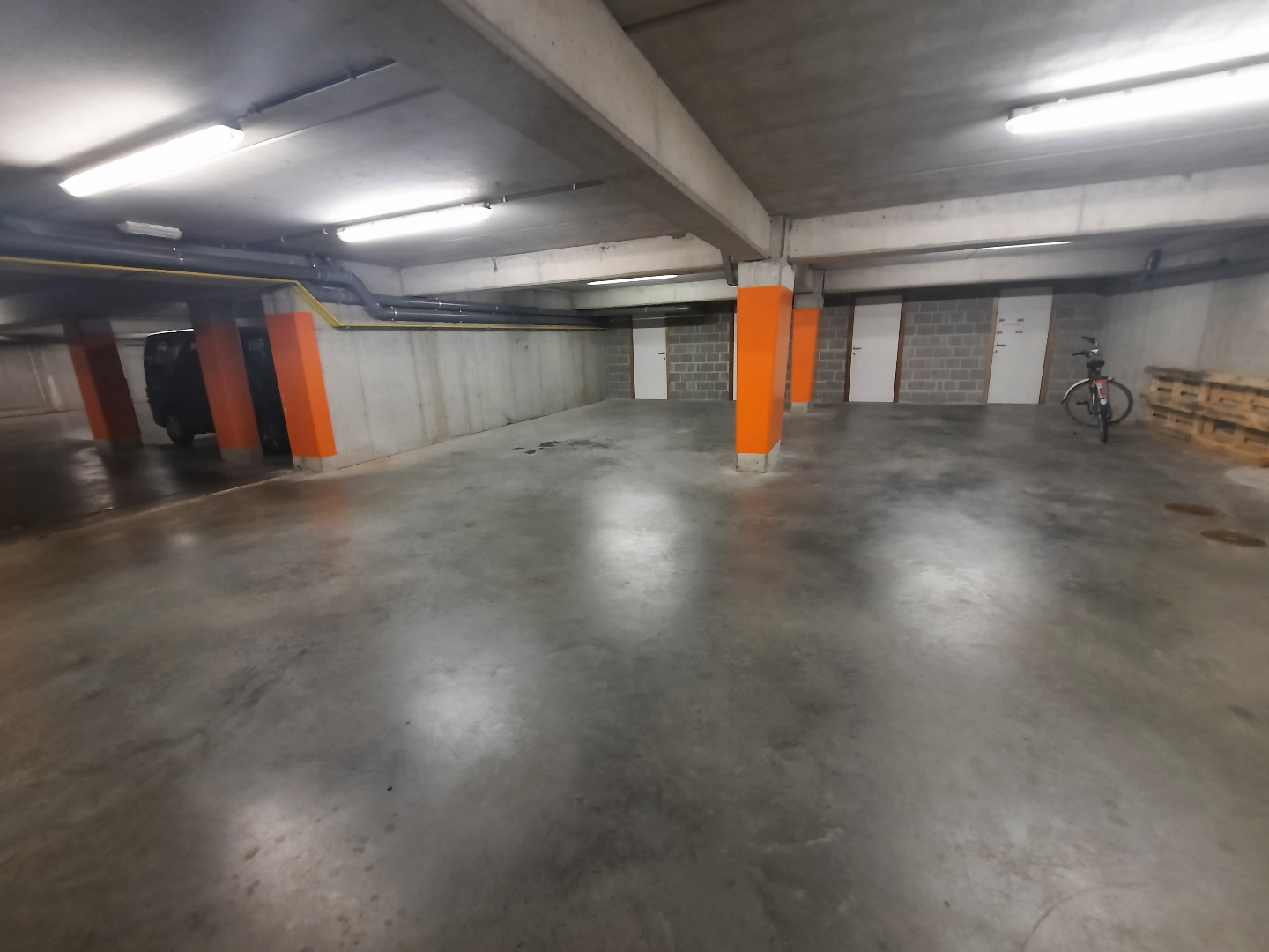 staanplaats met aparte kelderberging 