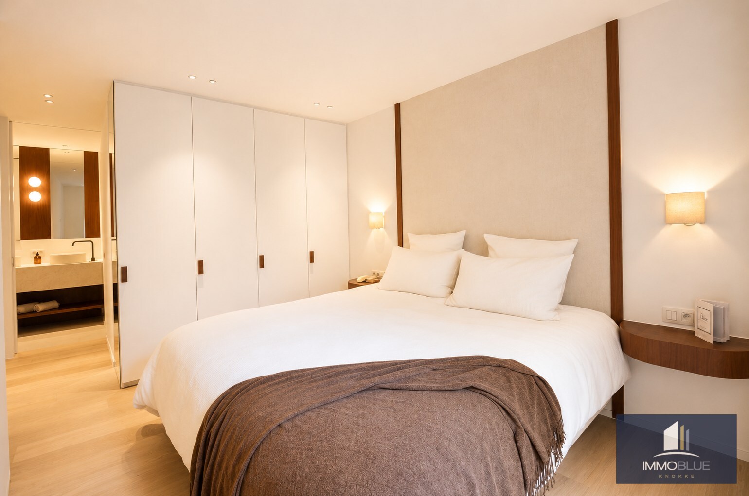 Appartement prestigieux entièrement rénové et fini avec des matériaux de haute qualité, situé à proximité de la place du Triangle. 
