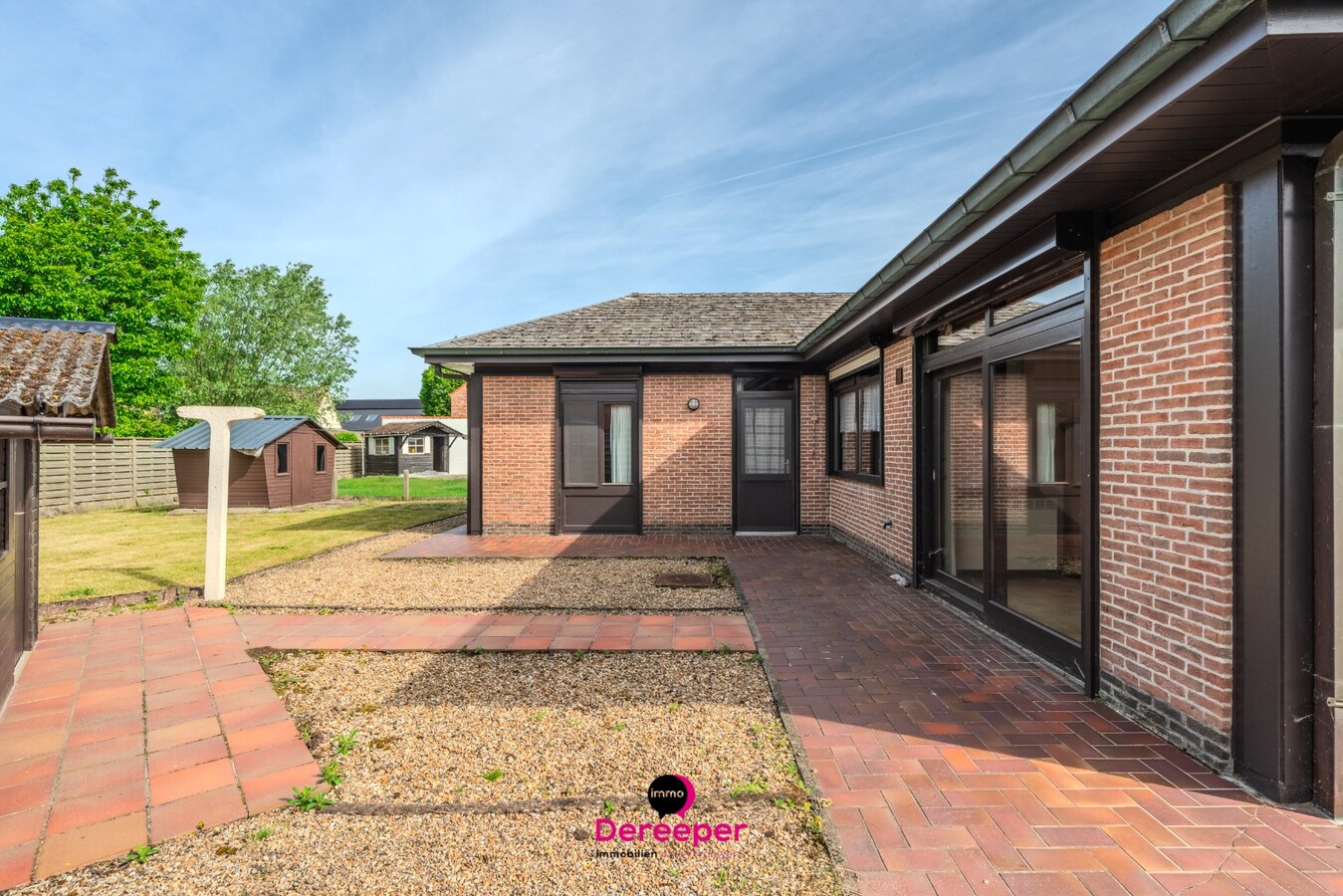 Te renoveren bungalow op ruim perceel van 678 m² 