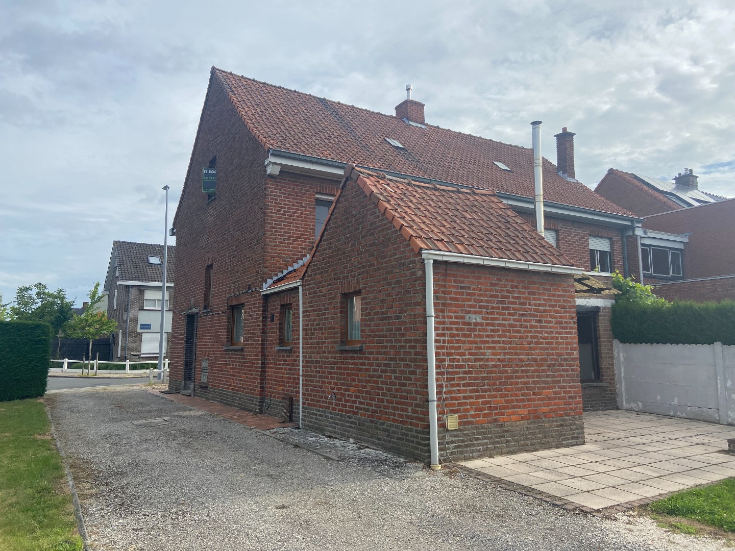 Degelijke halfopen bebouwing met groot potentieel op mooi hoekperceel van 524 m²! 
