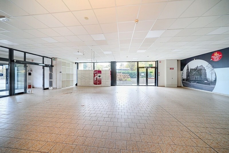 Rijksweg: Commercieel goed gelegen handelspand (ca 1.100 m²) met parking. 