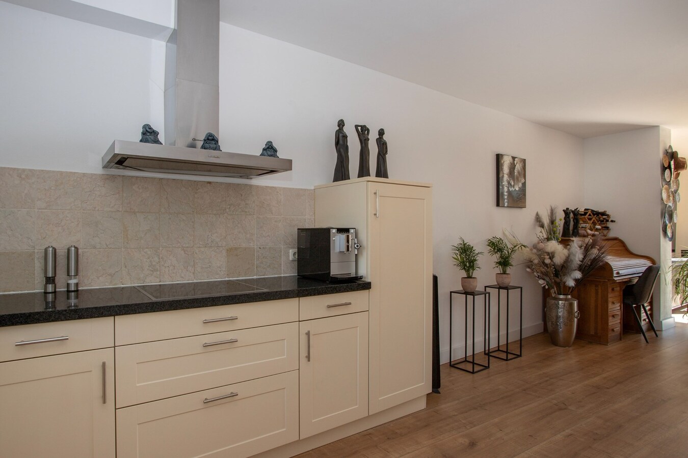 Instapklare en uitgebouwde tussenwoning op rustige locatie. 