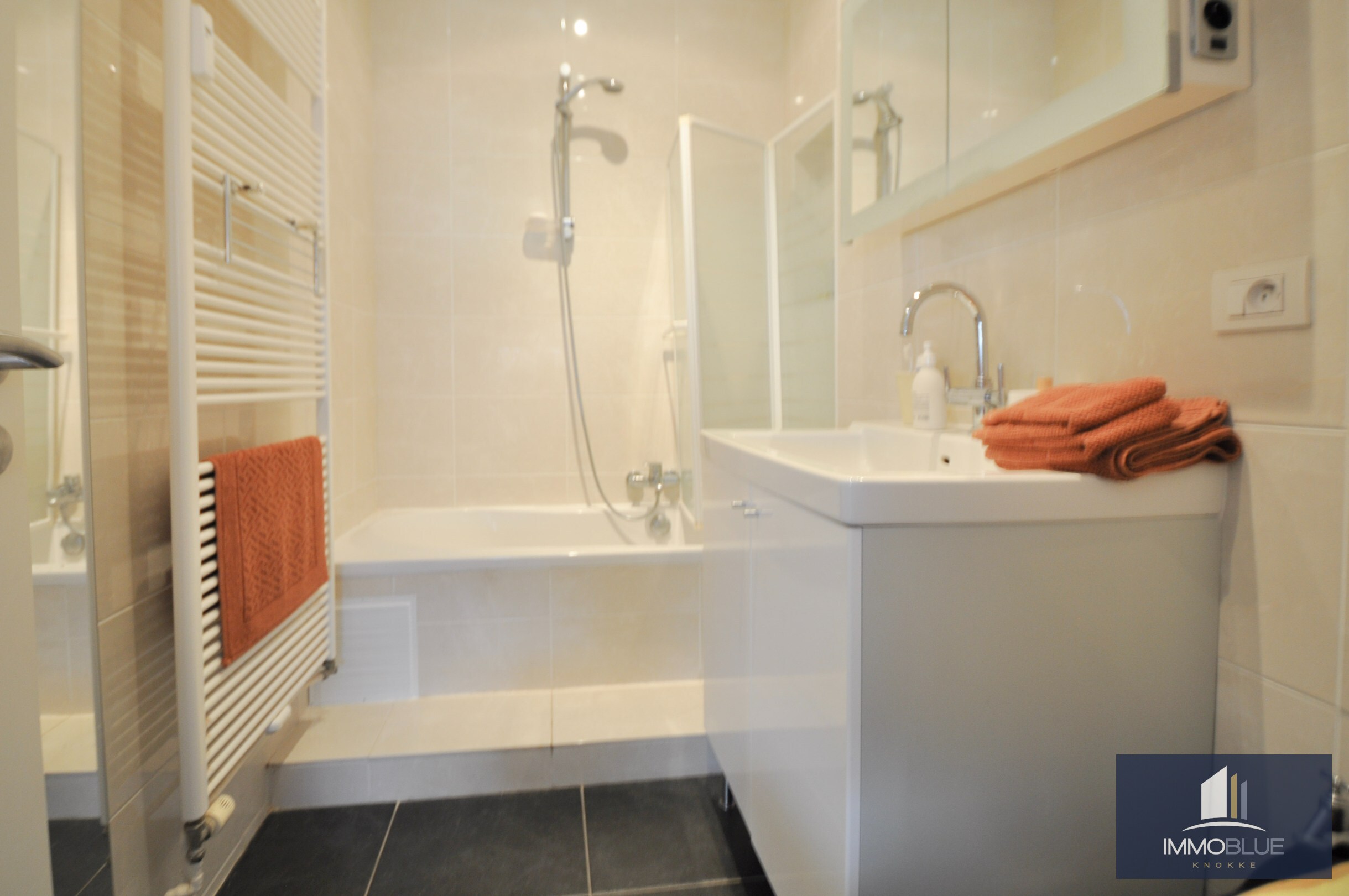 Sfeervol appartement gelegen in een iconische residentie op enkele stappen van het Albertplein.. 