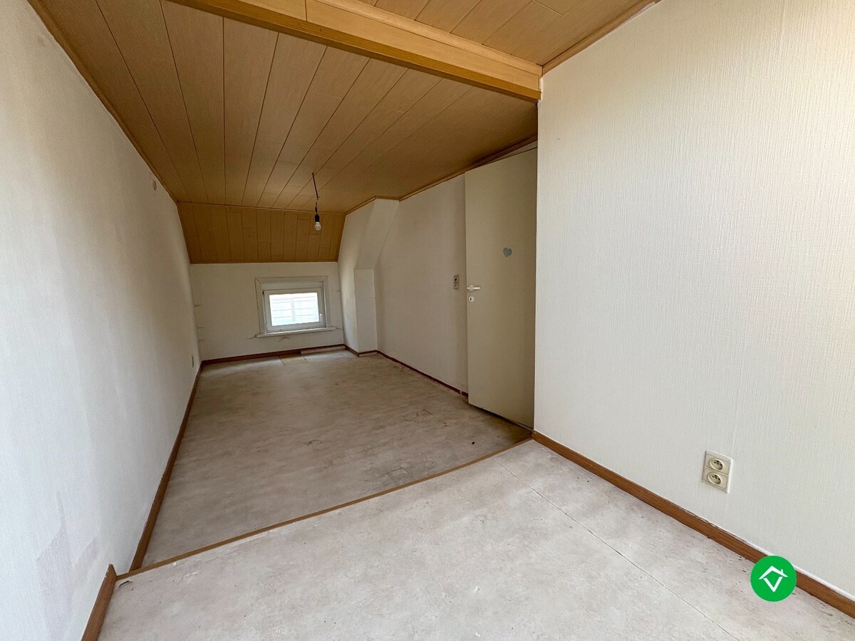 Unieke ruime eigendom op 1169 m² grond met voormalige handelsruimte in centrum Koekelare 