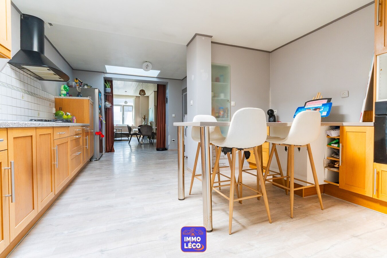 Maison offrant de beaux volumes avec jardin et terrasse couverte. 
