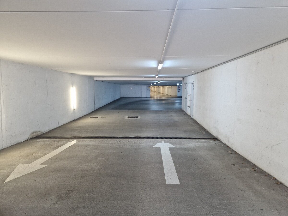 Espace de garage spacieux à louer à Nieuwpoort-bad. 