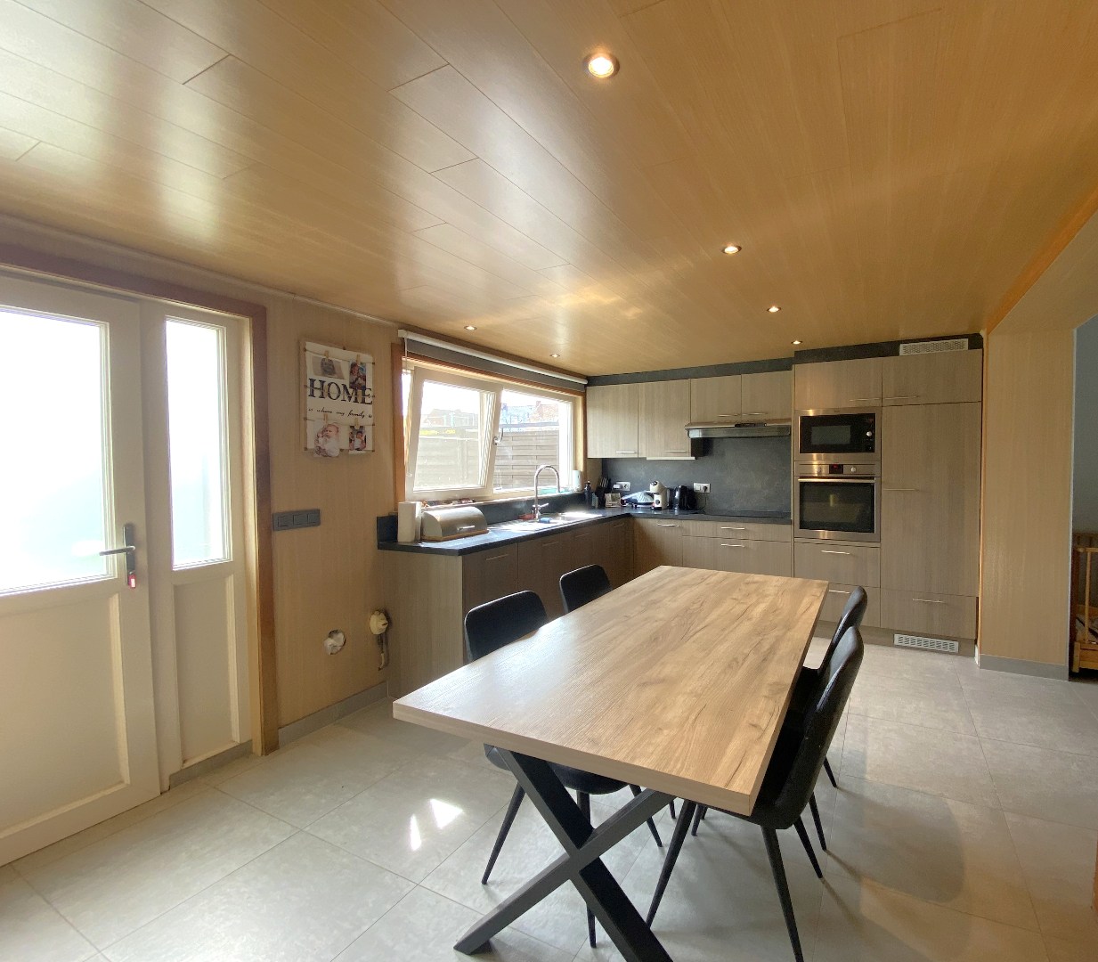 Instapklare en gerenoveerde gezinswoning op goeie centrale ligging! 